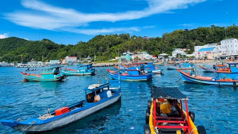 The income of Nam Du people mainly comes from tourism and fishing. (Photo: NAM ANH)