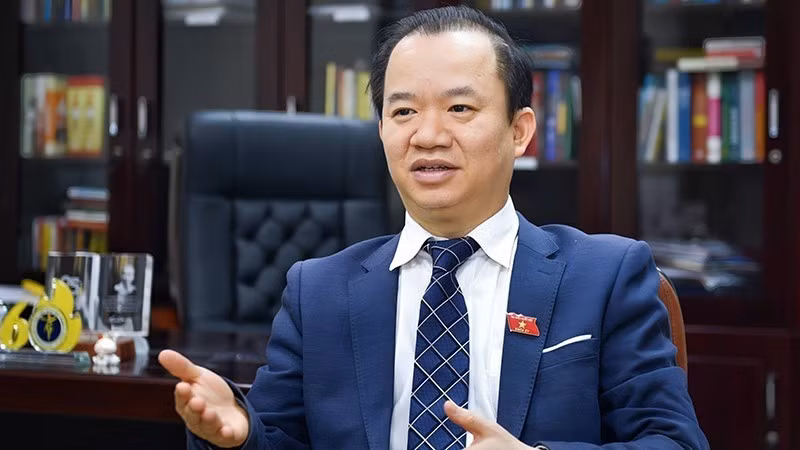 Associate Professor, Dr. Bui Hoai Son during an interview with the press. (Photo: TL)