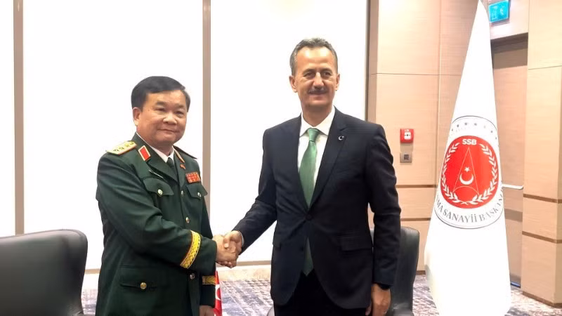 Senior Lieutenant General Hoang Xuan Chien, Member of the Party Central Committee, Member of the Central Military Commission Standing Committee, and Deputy Minister of National Defence of Viet Nam, meets Haluk Görgün, President of Türkiye’s Defence Industry Agency (SSB).