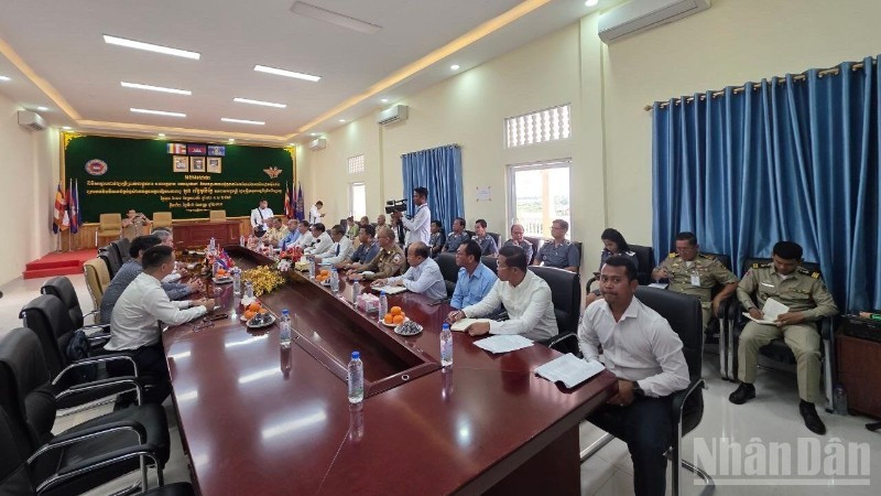 Overview of the meeting between the delegation from the Vietnamese Embassy in Cambodia and leaders of Prey Veng Province.
