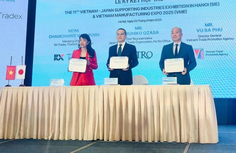 Signing ceremony of the cooperation agreement to organise two large-scale exhibitions in the manufacturing and supporting industries. (Photo: KIM DUNG)