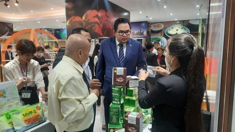 Foreign investors explore products of Ho Chi Minh City-based enterprises showcased at the Ho Chi Minh City Investment and Trade Promotion Centre.