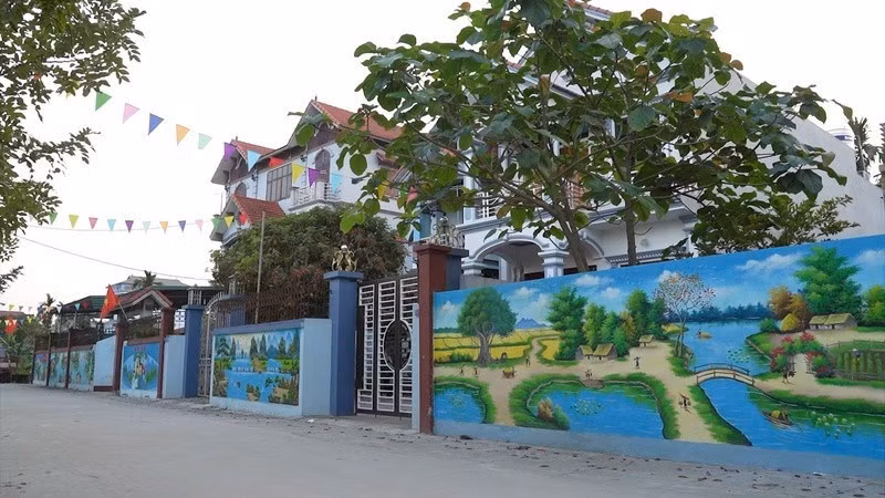 A clean and beautiful mural road in the countryside of Ha Noi. (Photo: Thien Tam)