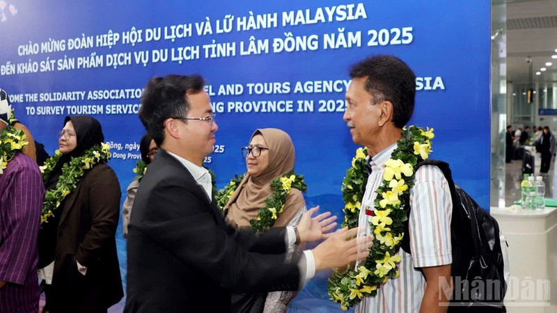 Nguyen Van Loc, Director of the Lam Dong Department of Culture, Sports and Tourism, greeted the Malaysian delegation at Lien Khuong International Airport.