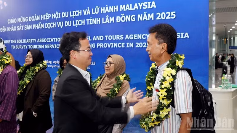 Nguyen Van Loc, Director of the Lam Dong Department of Culture, Sports and Tourism, greeted the Malaysian delegation at Lien Khuong International Airport.