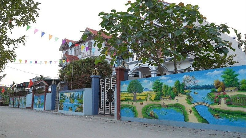 A clean and beautiful mural road in the countryside of Ha Noi. (Photo: Thien Tam)
