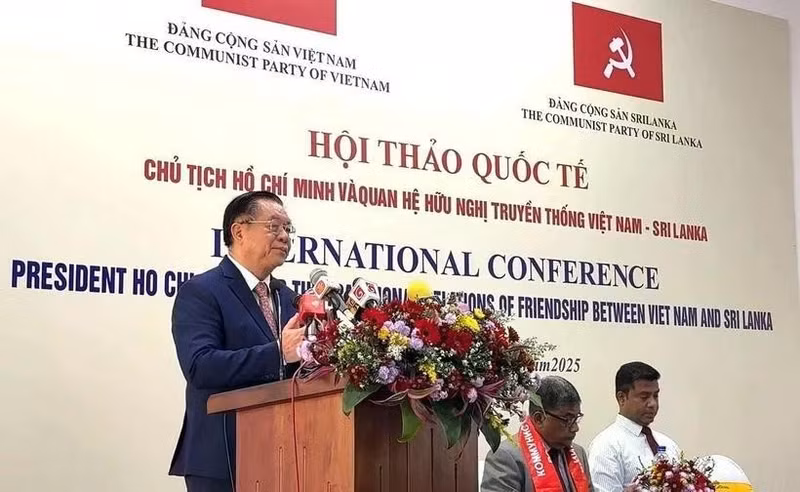 Politburo member and Chairman of the Party Central Committee’s Commission for Information, Education and Mass Mobilisation Nguyen Trong Nghia speaks at the seminar. (Photo: VNA)