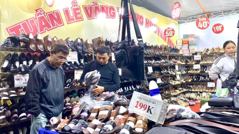 Consumers shop at the “November Promotion Festival”.
