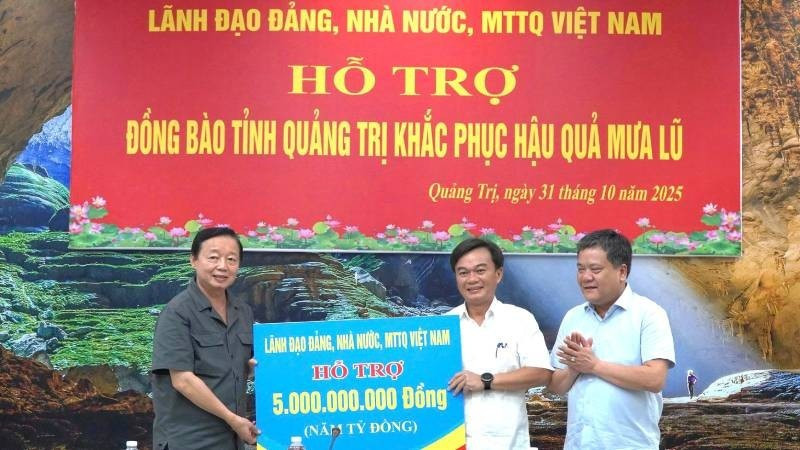 Deputy Prime Minister Tran Hong Ha presented gifts on behalf of the Party, the State, and the Viet Nam Fatherland Front to support Quang Tri in recovery efforts following the severe weather.