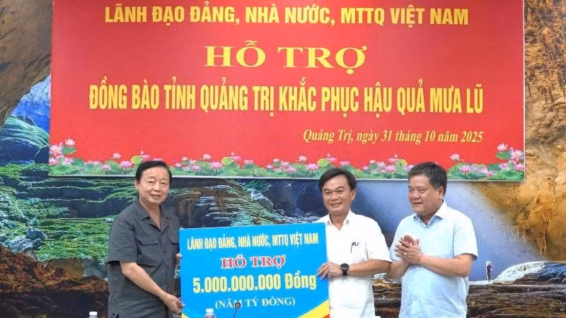 Deputy Prime Minister Tran Hong Ha presented gifts on behalf of the Party, the State, and the Viet Nam Fatherland Front to support Quang Tri in recovery efforts following the severe weather.