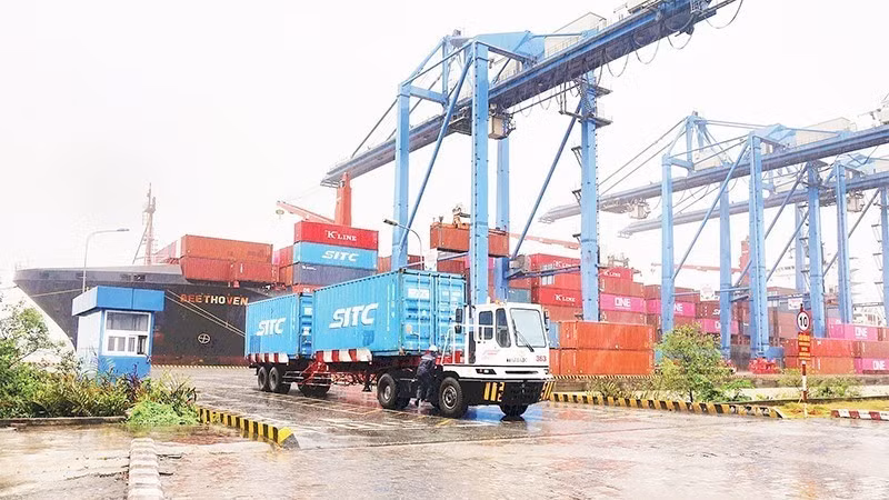 Cargo handling at Cat Lai Port, Thu Duc City, Ho Chi Minh City.