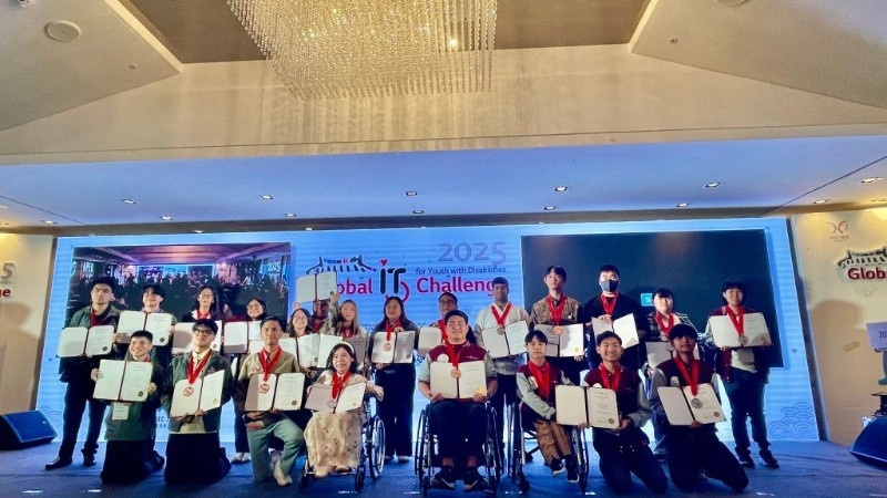 Winners at the competition. (Photo: Nghi Luc Song Company)