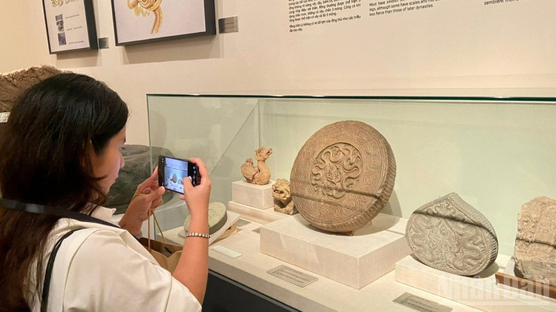 Visitors admire fine art masterpieces from the Ly–Tran dynasties. (Photo: Chieu Anh)