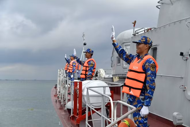 Officers aboard the Vessel 379 bid farewell to their New Zealand counterparts (Photo: VNA)