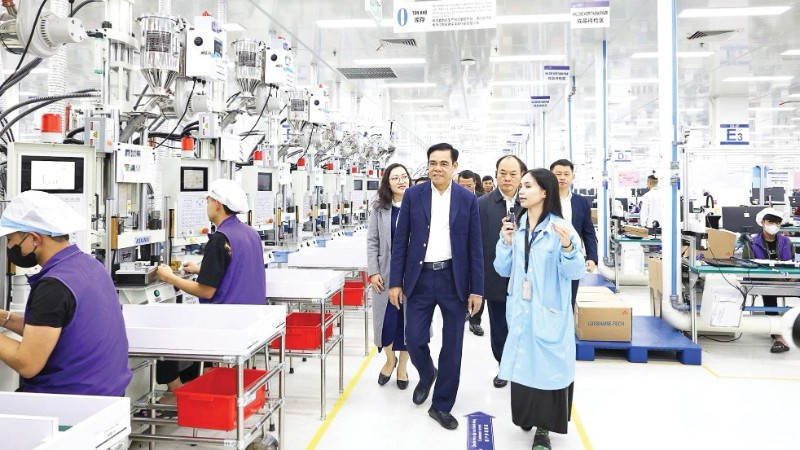 A delegation from the Nghe An Provincial People’s Committee inspects production and business activities at the VSIP Nghe An Industrial, Urban, and Service Park.