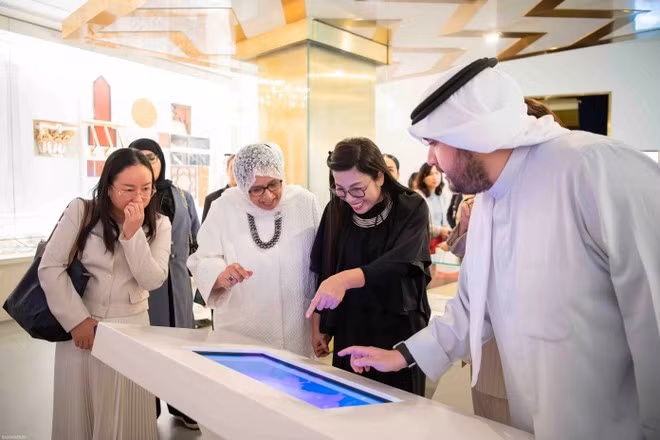 Both spouses watch exhibits at the museum (Photo: baoquocte.vn)
