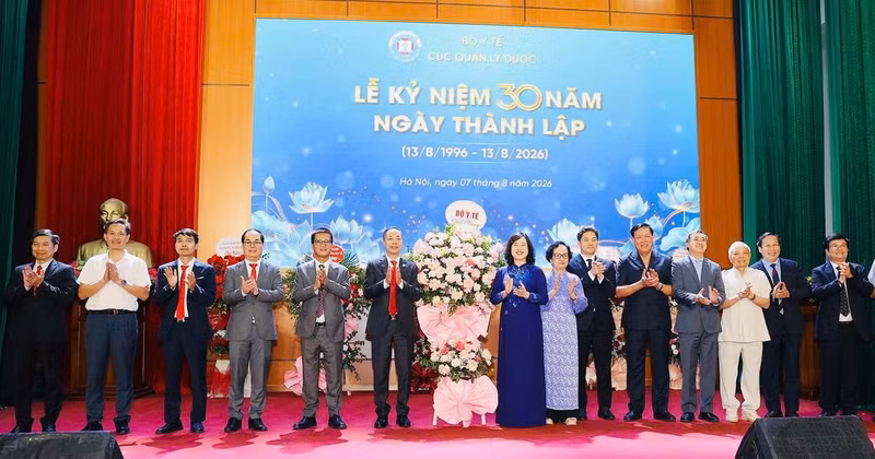 Ministry of Health leaders congratulate the Drug Administration of Viet Nam on its 30th anniversary.