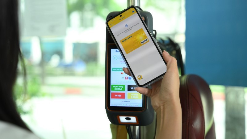 Contactless payment with domestic ATM cards on buses in Ho Chi Minh City.