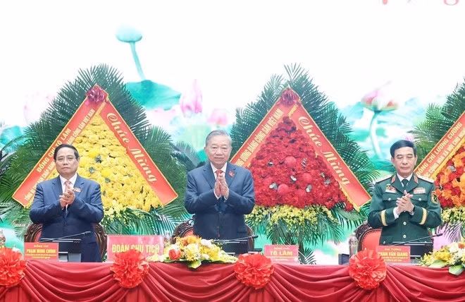Fromt left: Politburo member and Prime Minister Pham Minh Chinh, a standing member of the Central Military Commission; Party General Secretary To Lam, who is also Secretary of the Central Military Commission, and General Phan Van Giang, Deputy Secretary of the Central Military Commission and Minister of National Defence attend the congress. (Photo: VNA)