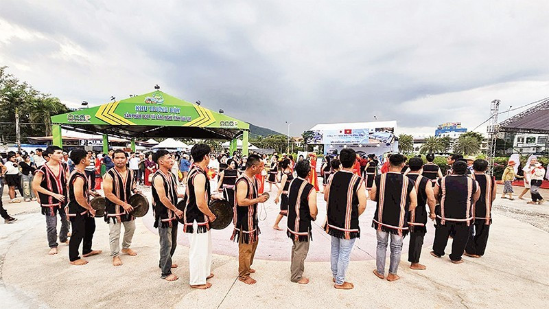 The gong culture space attracts large numbers of visitors who come to enjoy and experience it.