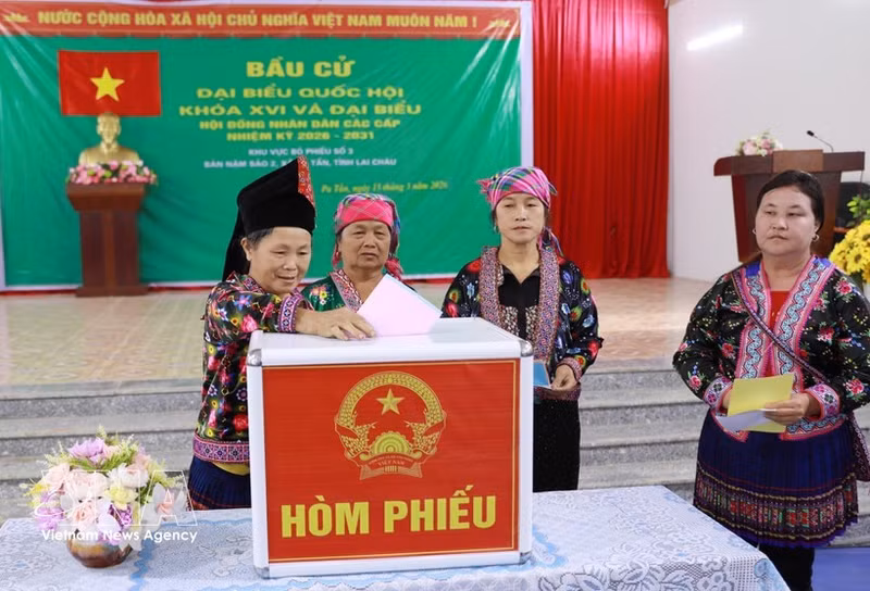 Voters in Nam Sao 2 village, Pa Tan commune of Lai Chau cast their ballots on March 15 (Photo: VNA)