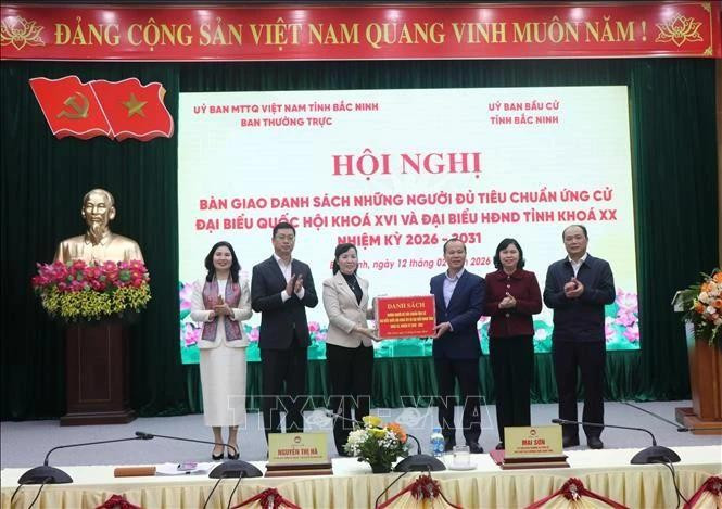 The standing board of the Viet Nam Fatherland Front (VFF) committee of Bac Ninh hands over the list of individuals meeting the criteria to run as candidates for the 16th National Assembly and the provincial People’s Council for the 2026–2031 term to the provincial Election Committee. (Photo: VNA)