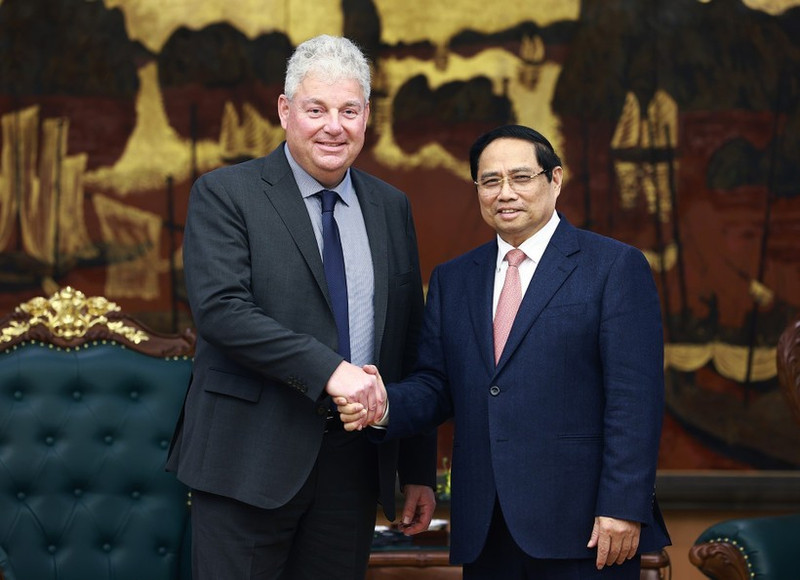 Prime Minister Pham Minh Chinh (R) and Eduard Stiphout, Senior Vice President of ASML, in Ha Noi on January 15. (Photo: VNA)