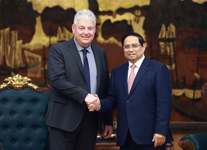 Prime Minister Pham Minh Chinh (R) and Eduard Stiphout, Senior Vice President of ASML, in Ha Noi on January 15. (Photo: VNA)