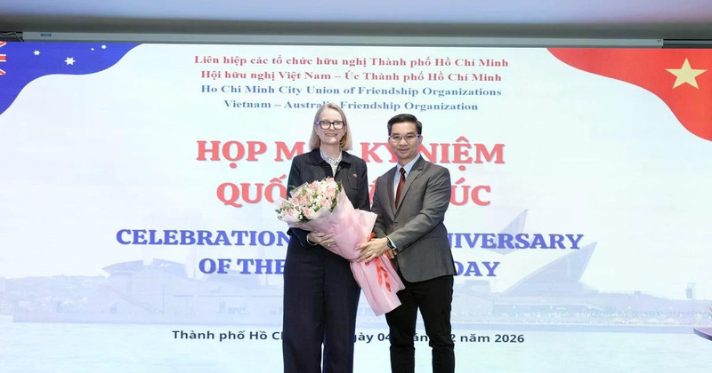 Nguyen Quang Trung, Vice Chairman of the Viet Nam-Australia Friendship Association in Ho Chi Minh City (right), presents flowers to congratulate the Australian Consul General in Ho Chi Minh City. (Photo: VNA)