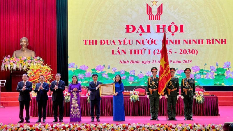 Authorised by the state president, Vice President Vo Thi Anh Xuan presented the First-class Labour Order to the Party Committee, administration, and people of Ninh Binh Province for their outstanding achievements in the patriotic emulation movement titled “the whole nation joins hands to build new-style rural areas” in the 2021–2025 period.