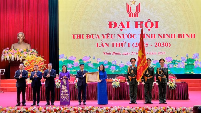 Authorised by the state president, Vice President Vo Thi Anh Xuan presented the First-class Labour Order to the Party Committee, administration, and people of Ninh Binh Province for their outstanding achievements in the patriotic emulation movement titled “the whole nation joins hands to build new-style rural areas” in the 2021–2025 period.