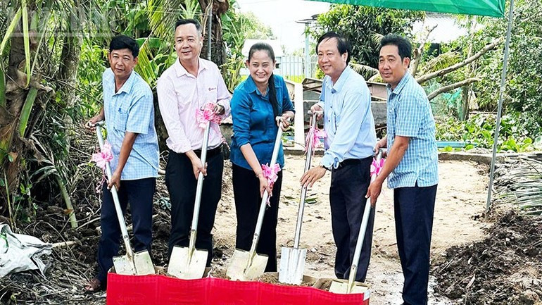 Nhan Dan Newspaper mobilises support for rural bridge construction in Soc Trang