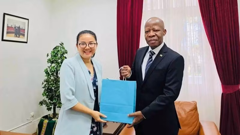 Ambassador Chan Thi Thu Thin and Chief Justice of the Supreme Court of Mozambique Adelino Manuel Muchanga. (Photo: Embassy of Viet Nam in Mozambique)