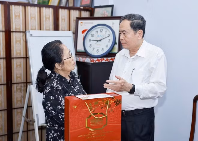 Chairman of the National Assembly Tran Thanh Man visits and extends New Year greetings to Professor and Doctor Nguyen Thi Ngoc Phuong, former Vice Chairwoman of the NA and former Director of Tu Du Hospital, in Ho chi Minh Chi on January 25. (Photo: VNA)