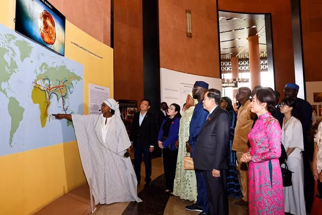 National Assembly Chairman Tran Thanh Man and his spouse Nguyen Thi Thanh Nga explore the Museum of Black Civilisations in Dakar on the morning of July 24. (local time) (Photo: VNA)