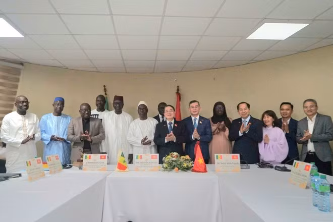 Participants at the working session. (Photo: VNA)