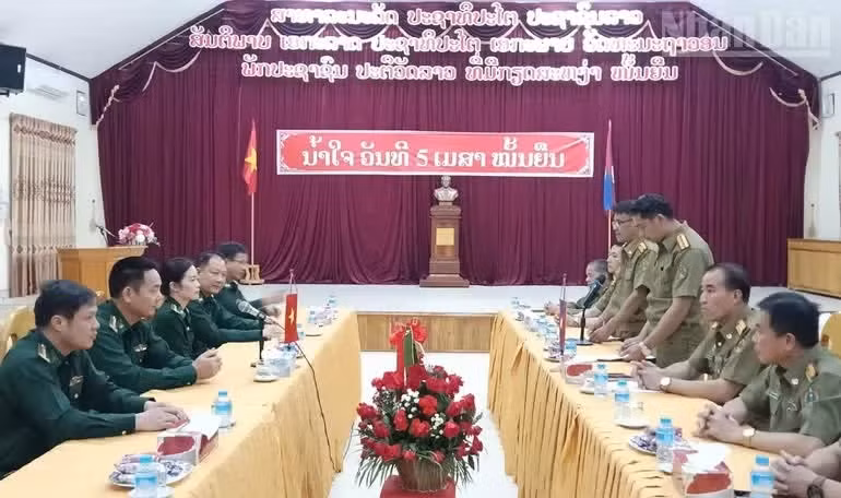 During the visit, the delegation of the Son La Provincial Border Guard Command and the Houaphanh Provincial Public Security exchange information.