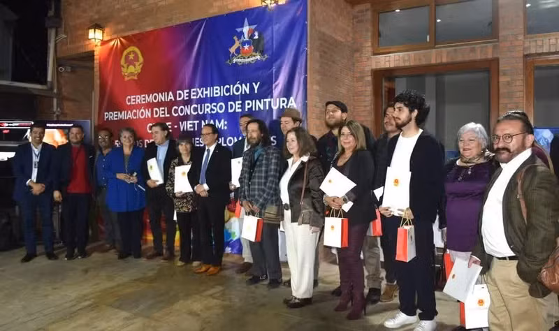 The organising committee presented awards to artists whose works demonstrated high quality. (Photo: Courtesy of the Embassy of Viet Nam in Chile)