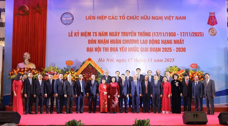 Delegates pose for a commemorative photo. (Photo: DINH HOA)