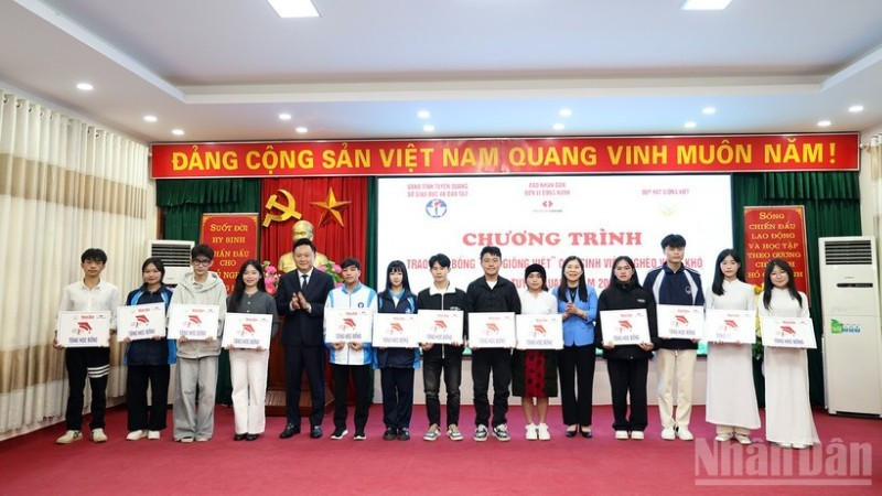 Phan Van Hung, Deputy Editor-in-Chief of Nhan Dan Newspaper, and Le Thi Thanh Tra, Vice Chairwoman of the Tuyen Quang Provincial People’s Council, presented scholarships to disadvantaged students.