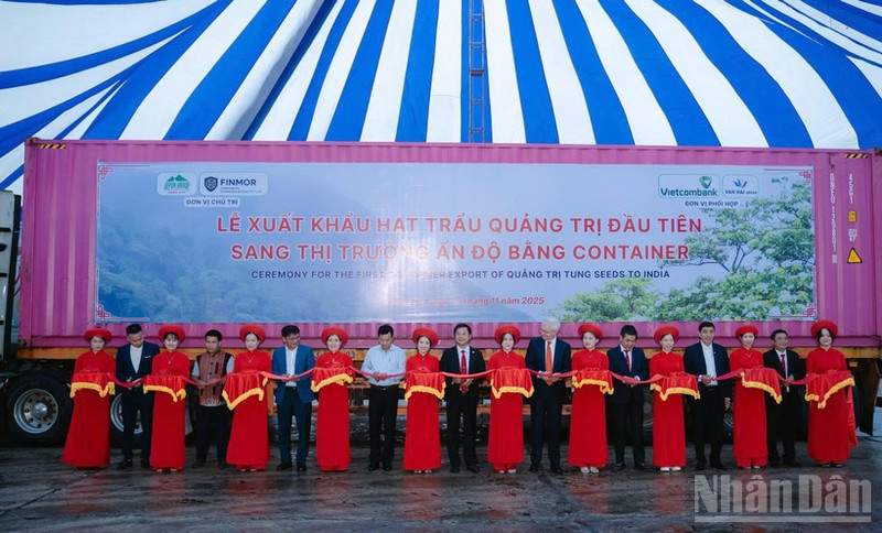Delegates cut the ribbon to mark the export of Quang Tri’s first tung seed shipment to India.