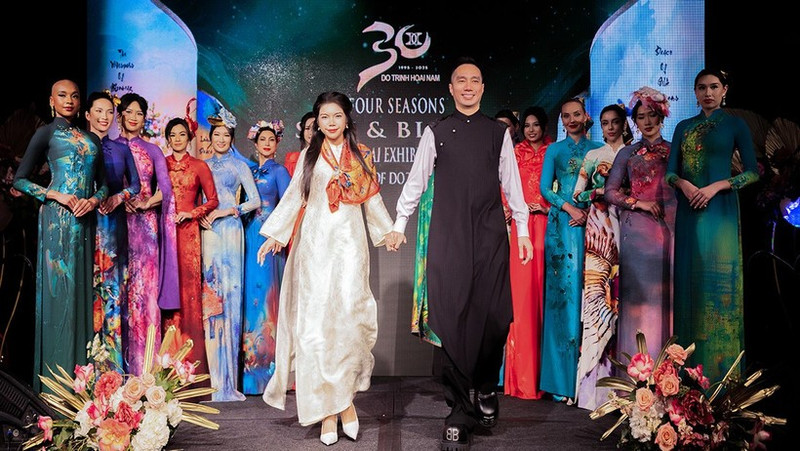 Designer Do Trinh Hoai Nam and his models greet the audience.