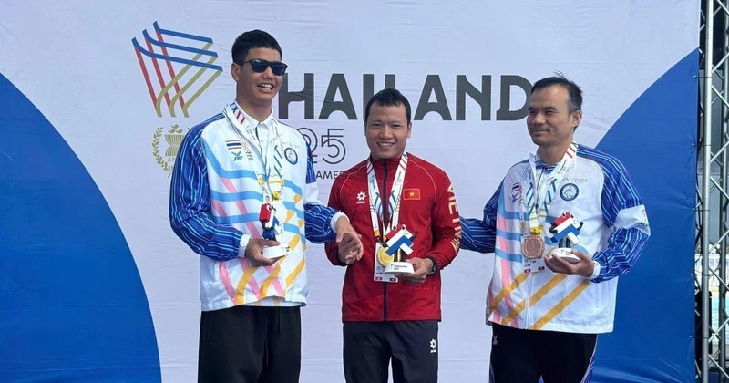 In the men’s 50m breaststroke SB11 event, Nguyen Van Hanh touches home first to claim a gold medal with a time of 36.37 seconds. (Photo: VNA)