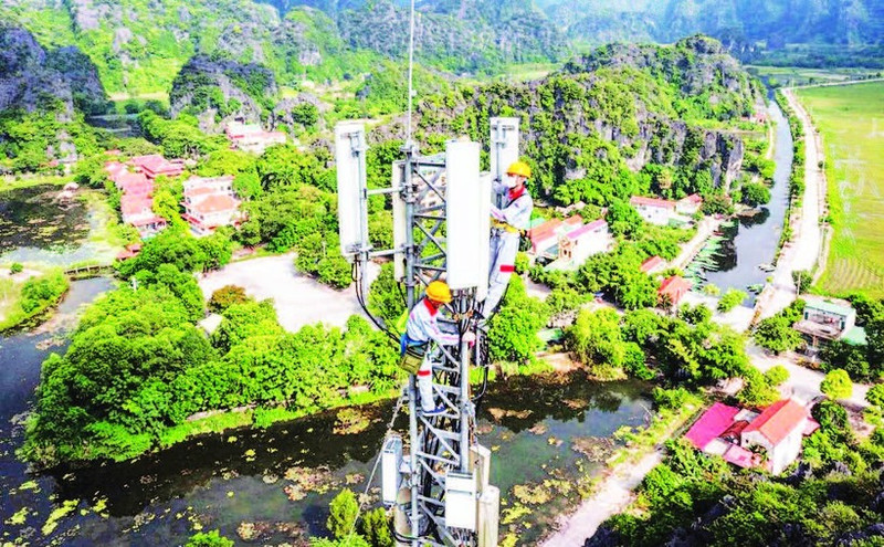Installation of a Viettel 5G base station. (Photo: VIET HAI)