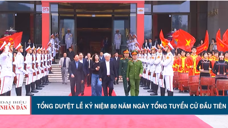 Standing Vice Chairman of the National Assembly Do Van Chien and Vice Chairmen Nguyen Khac Dinh and Nguyen Duc Hai attend the rehearsal for the ceremony commemorating the 80th anniversary of Viet Nam’s first General Election Day. (Photo: daibieunhandan.vn)
