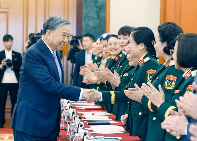 Party General Secretary To Lam (C) meets with outstanding delegates to the eighth congress of military women for the 2025–2030 tenure. (Photo: VNA)