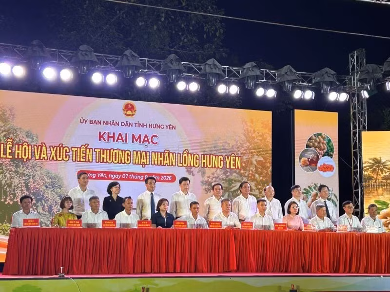 Several businesses sign memoranda of understanding on the supply and distribution of longans with longan-growing cooperatives and major orchards in Hung Yen Province. (Photo: Pham Ha)