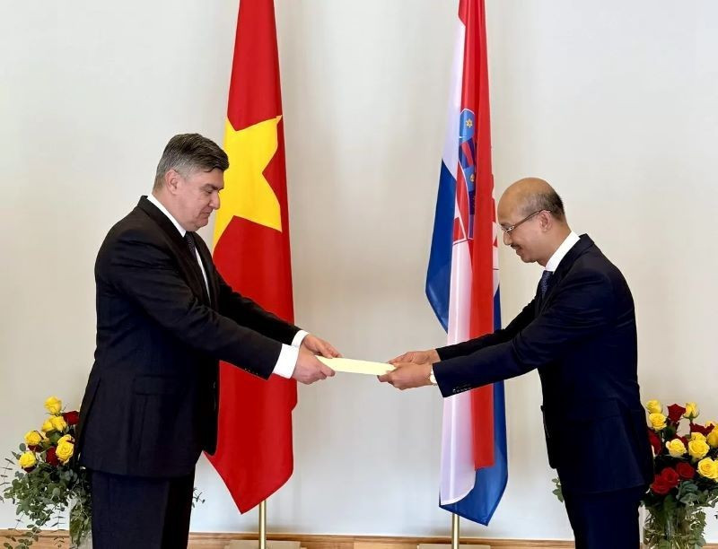 Vietnamese Ambassador to Croatia Bui Le Thai presents his Letter of Credence from the President of the Socialist Republic of Vietnam to Croatian President Zoran Milanović. (Photo: Vietnamese Embassy in Croatia)