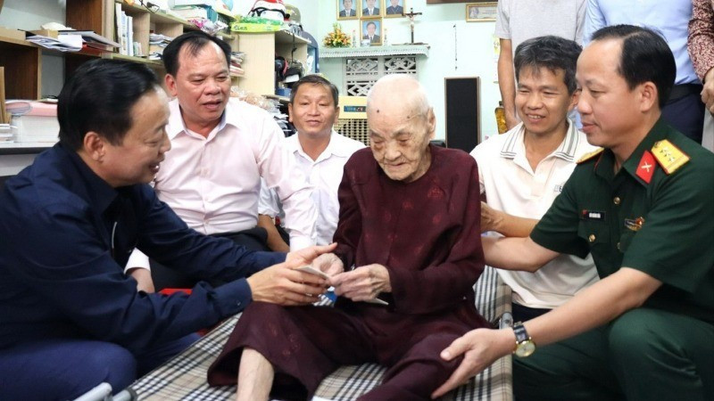 Deputy Prime Minister Tran Hong Ha visits and presents gifts to Heroic Vietnamese Mother Nguyen Thi Mui.