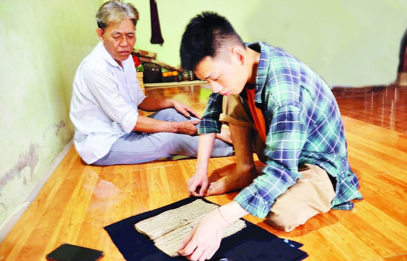 Sam Cong Danh (right) searching for materials within the community.